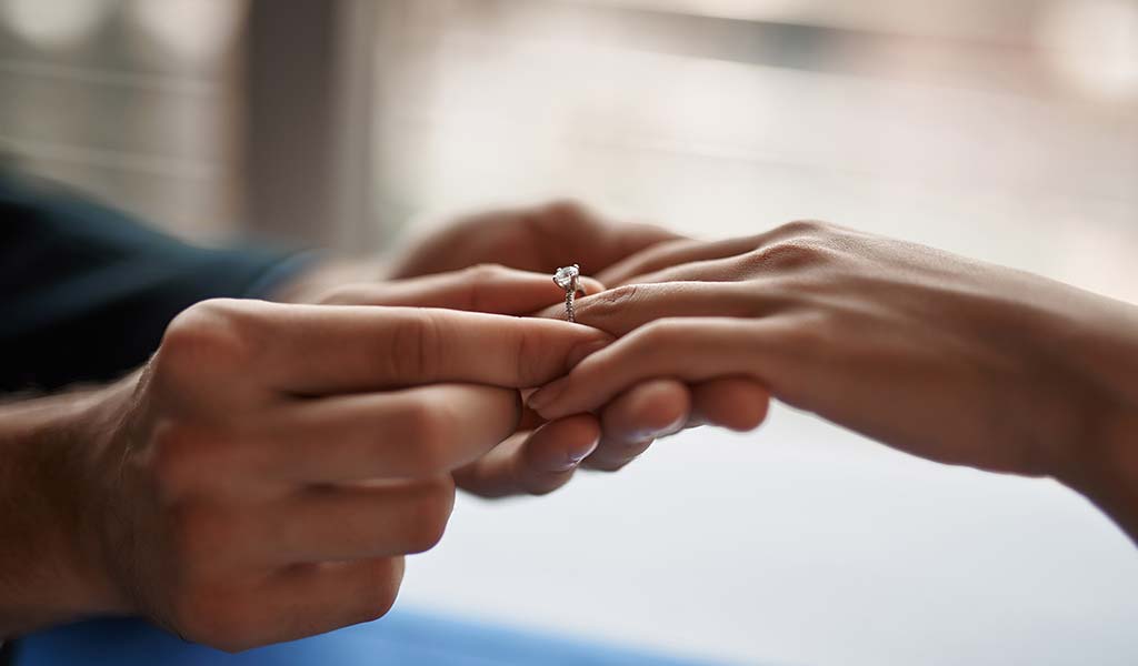 Deutschland verlobungsring welche hand Verlobungsring: Welche