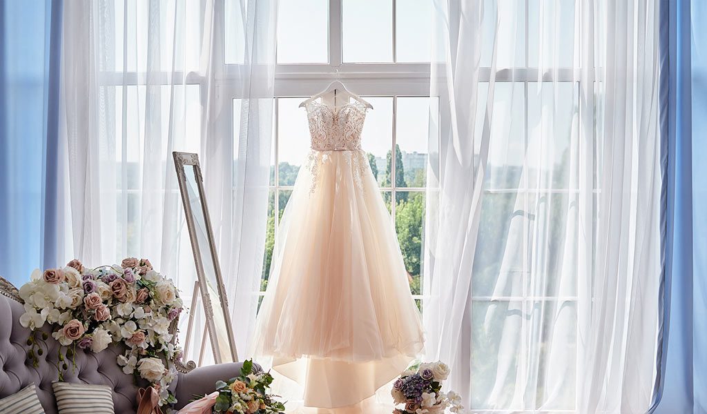 Brautkleid hängt im Fenster