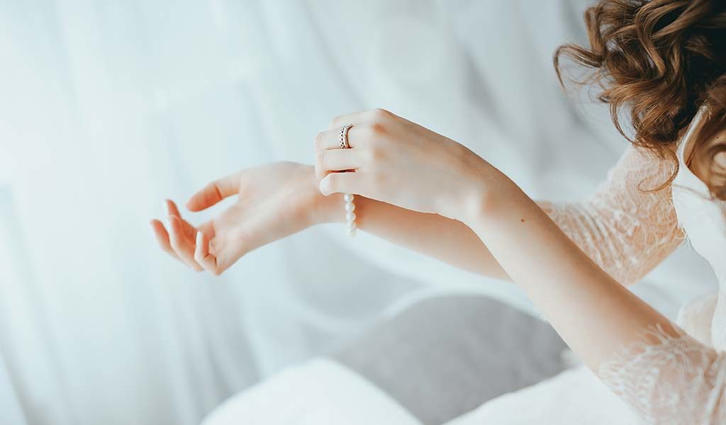 bruid met armband